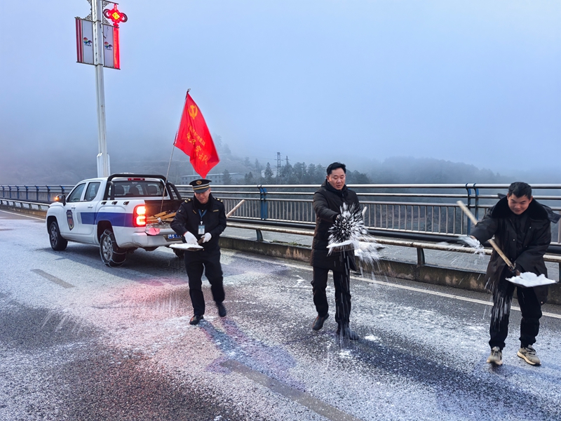 2 圖為:組織黨員干部職工和環衛工人在一線對城區主要交通路口開展除雪保暢通工作 (6)
