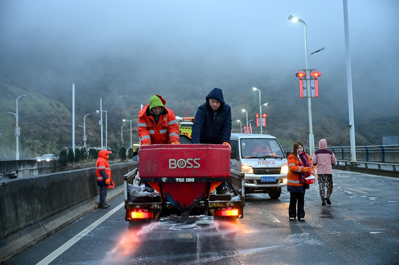 4 圖為:組織黨員干部職工和環衛工人在一線對城區主要交通路口開展除雪保暢通工作 (11)