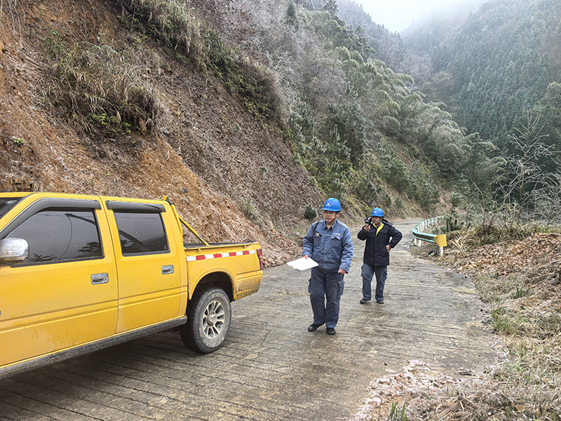 南方電網榕江供電局工作人員對榕江縣月亮山區海拔較高的10千伏耶水線進行觀冰巡線。胡乾攝.jpg