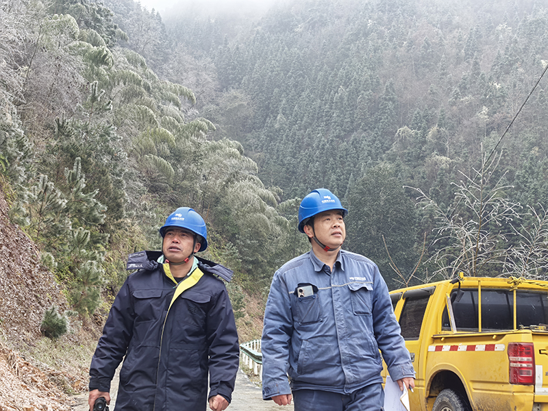 南方電網榕江供電局工作人員對榕江縣月亮山區海拔較高的10千伏耶水線進行觀冰巡線。胡乾攝
