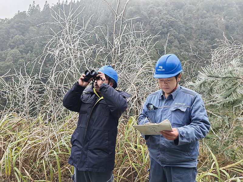 南方電網榕江供電局工作人員對榕江縣月亮山區海拔較高的10千伏耶水線進行觀冰巡線。胡乾攝