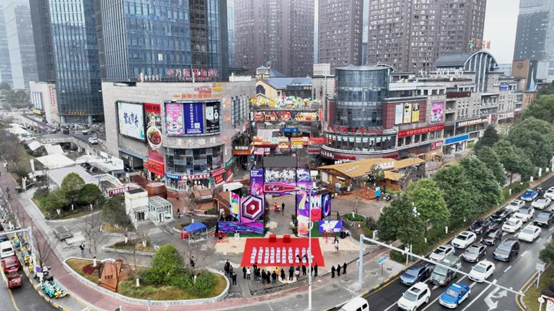 2025年底,觀山湖區通過打造精釀廣場,盤活商業資源、提升街道面貌。高一涵攝