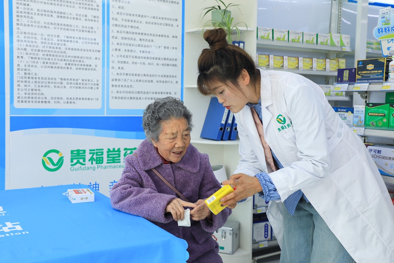 藥師為居民耐心講解。.jpg