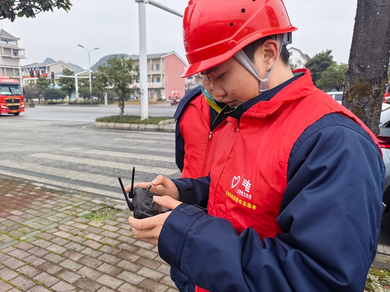 安順市郊供電局青年團員無人機飛手對轄區內10千伏線路進行無人機巡視,確保用電可靠(曾慶禹攝).jpg