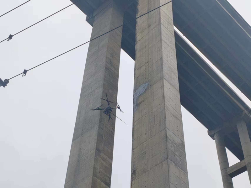 無人機(jī)噴涂現(xiàn)場。.jpg
