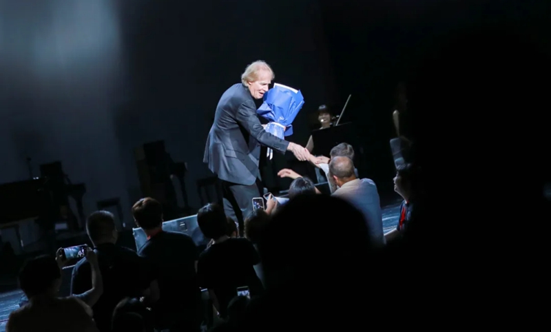 2 法國浪漫鋼琴王子理查德·克萊德曼2025年8月10日在遵義大劇院與觀眾互動.jpg