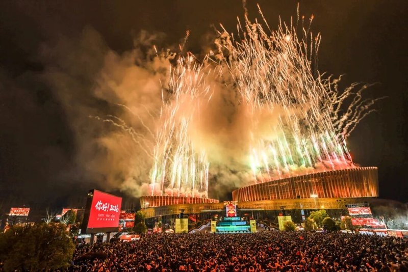 4 跨年夜“閃亮遵義·悅享暖冬”迎新促消費活動現場.jpg