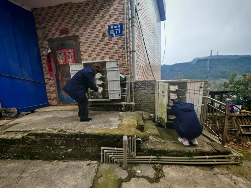 云巖區水務局對水表采取包表等應急措施。