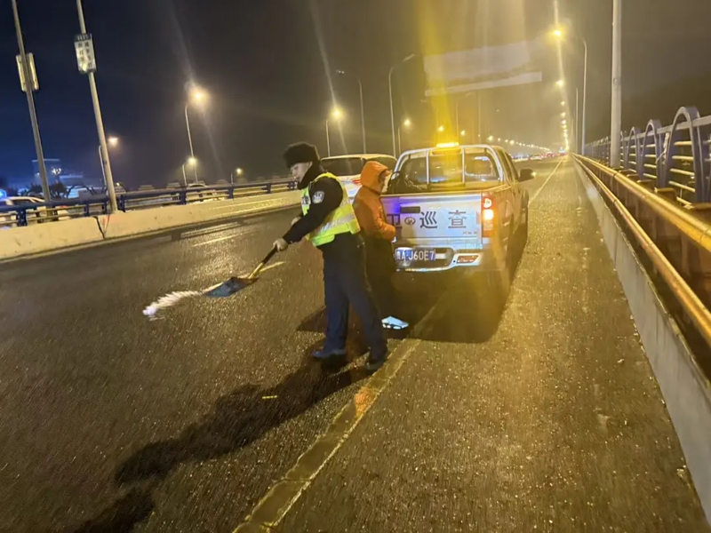云巖區交管分局開展預防性撒鹽工作。