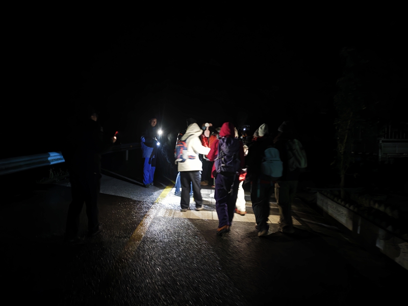 護送滯留人員就近安置。