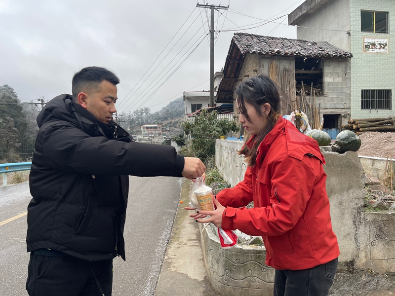 向滯留人員送早餐。