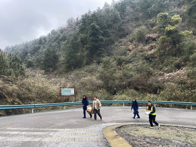 步行護送物質給滯留人員。