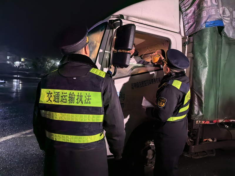 執法人員為滯留司乘送上物資。