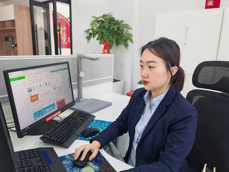 郵儲(chǔ)銀行客戶經(jīng)理在審查客戶資料。