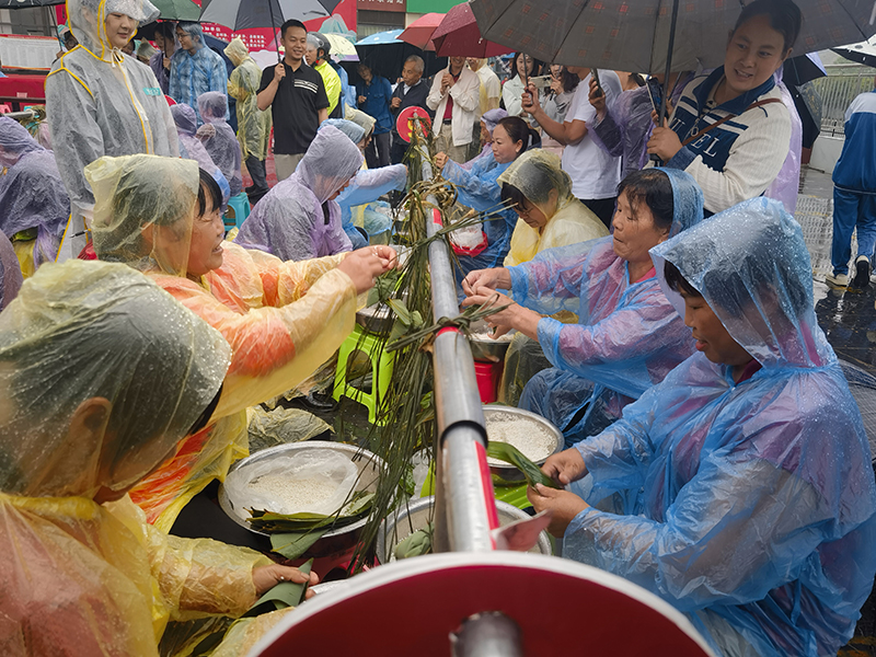 搬遷群眾包粽子活動。