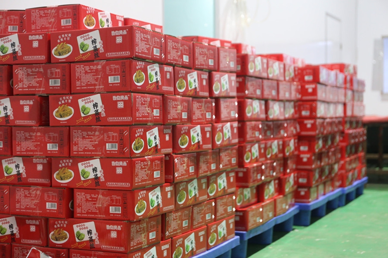1、貴州巧妹子食品有限公司生產車間內封裝完好的產品整齊碼放，即將發往黔、浙、滬、粵等地市場。（朱勝攀 攝）