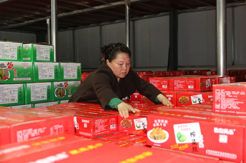 2.企業負責人正在清點整理貨品。（肖微 攝）