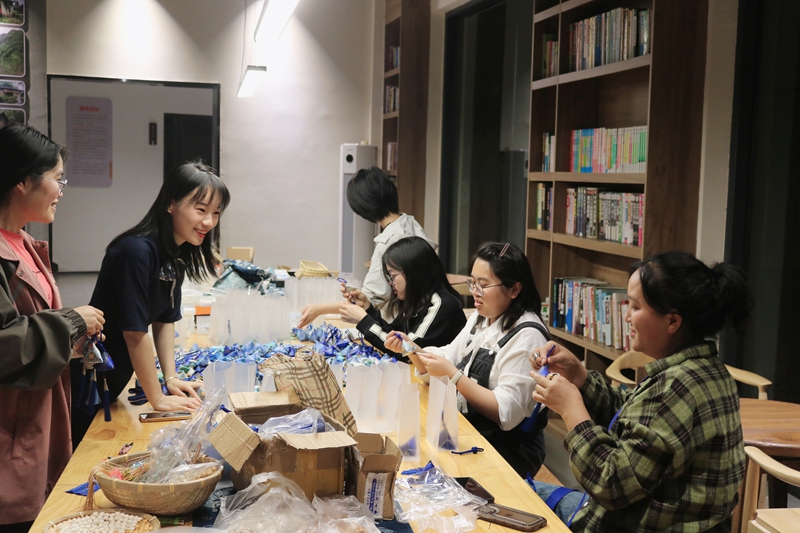 金銀山街道光彩生活空間繡娘們制作端午節(jié)香囊。 受訪者供圖.jpg