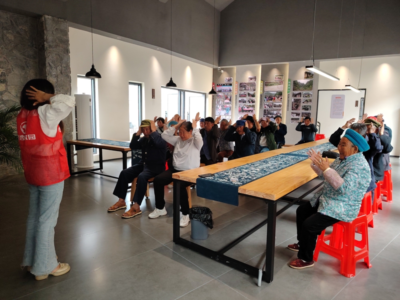 赫章縣金銀山街道光彩生活空間開(kāi)展老年人健康活動(dòng)。 劉虹艷 攝.jpg