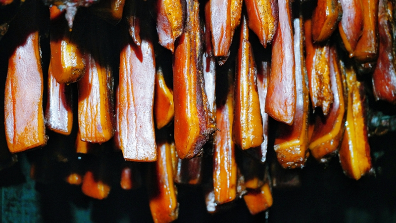 色澤油亮、風味地道的臘制品。 王琨榮攝.jpg
