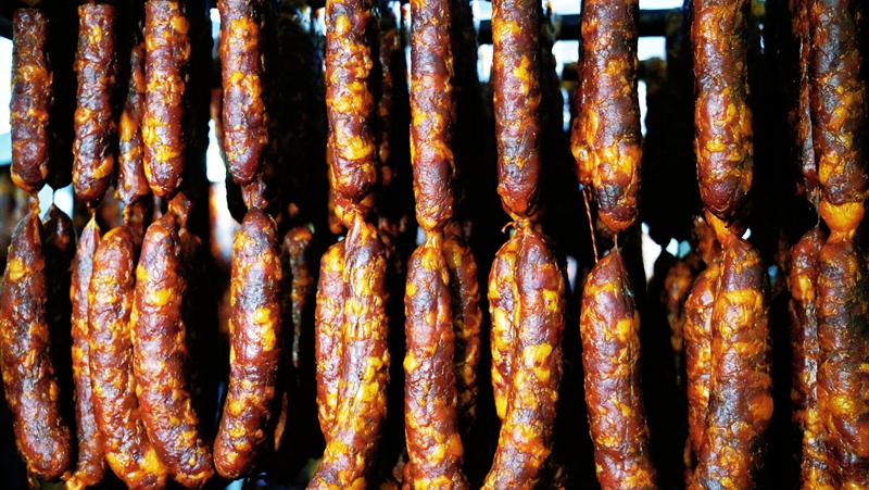 色澤油亮、風味地道的臘制品。 王琨榮攝.jpg