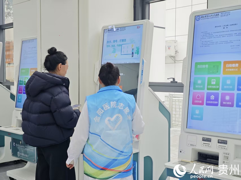 志愿者為患者提供指導服務。人民網 龍章榆攝