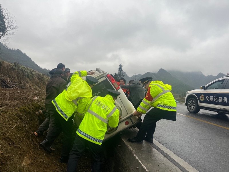 2026年1月20日 帶領(lǐng)隊員和周圍群眾一起救援 。.jpg