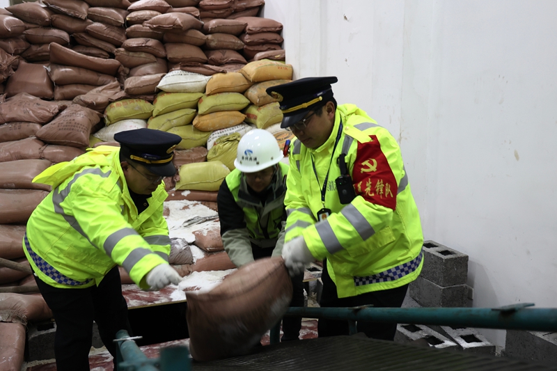 2026年1月20日大隊領(lǐng)導(dǎo)帶隊協(xié)助裝載融雪劑。 .jpg