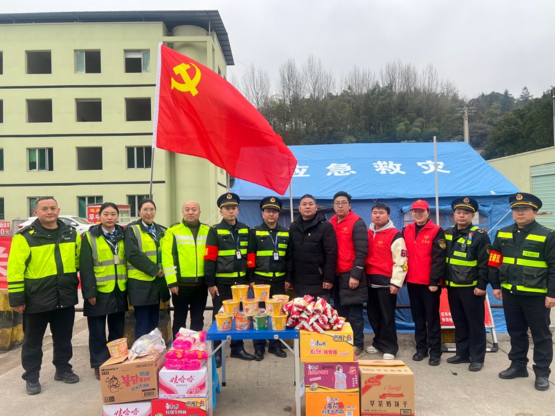 2026年1月21日 在麻江收費站廣場大隊聯(lián)動收費站、民政等部門設(shè)立便民服務(wù)點。.jpg