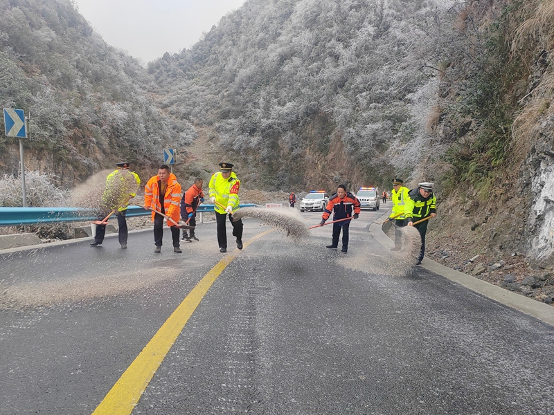 2026年1月21日 在麻江縣大開田黨員干部帶頭融雪除冰搶通道路。.jpg