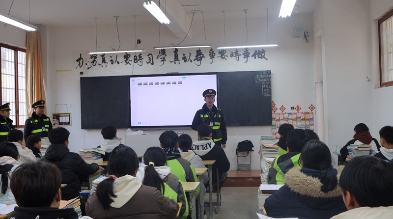 1 圖為省交通執法七支隊二大隊到中學開展普法宣傳活動。