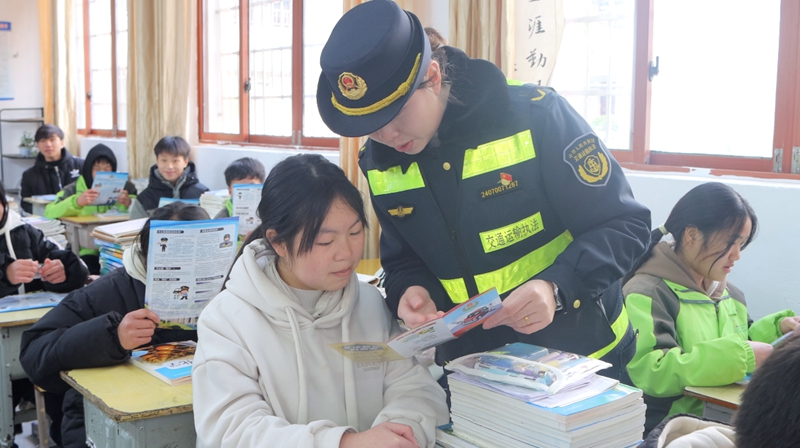 3 圖為執法人員向學生講解道路運輸相關法律知識。