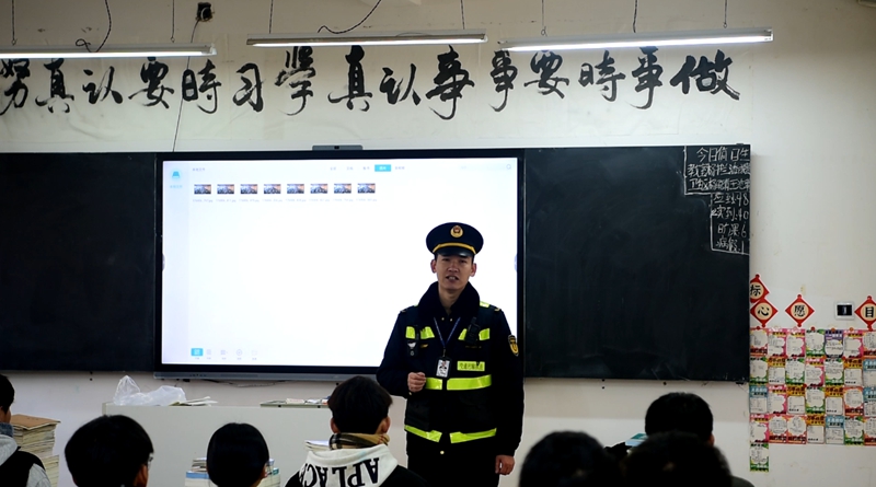 4 圖為執法人員與同學們交流互動講解非法營運典型案例。