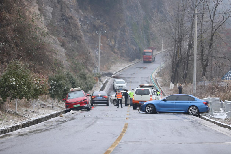 道路結冰致多輛車拋錨 干群合力救援保暢。