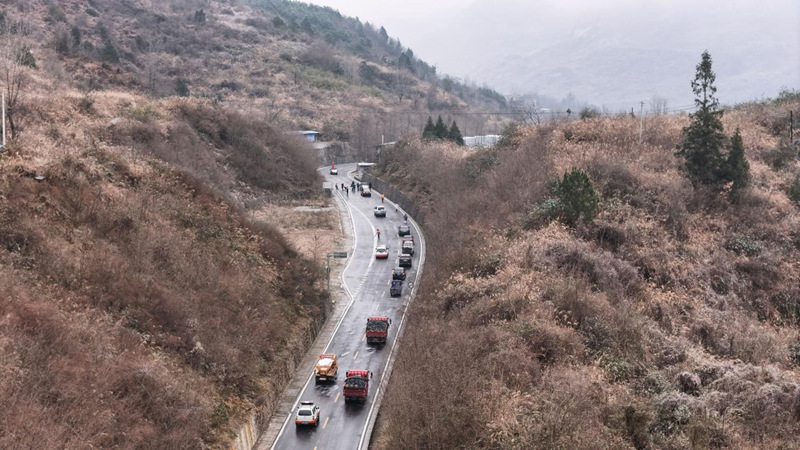 道路結冰致多輛車拋錨 干群合力救援保暢。