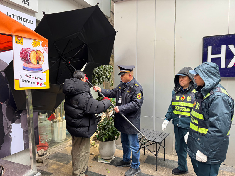 平壩區城市管理局啟動節前集中治理行動 為文明有序春節保駕護航。