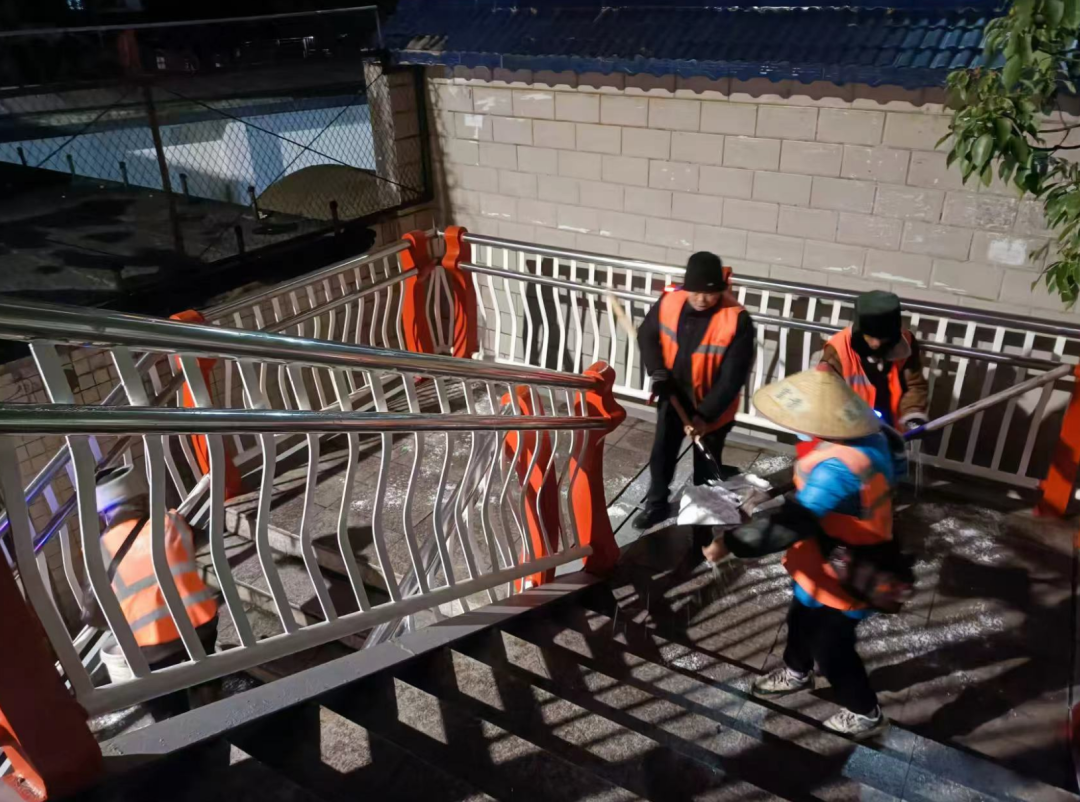  西秀區城管局迅速響應撒鹽除凝。