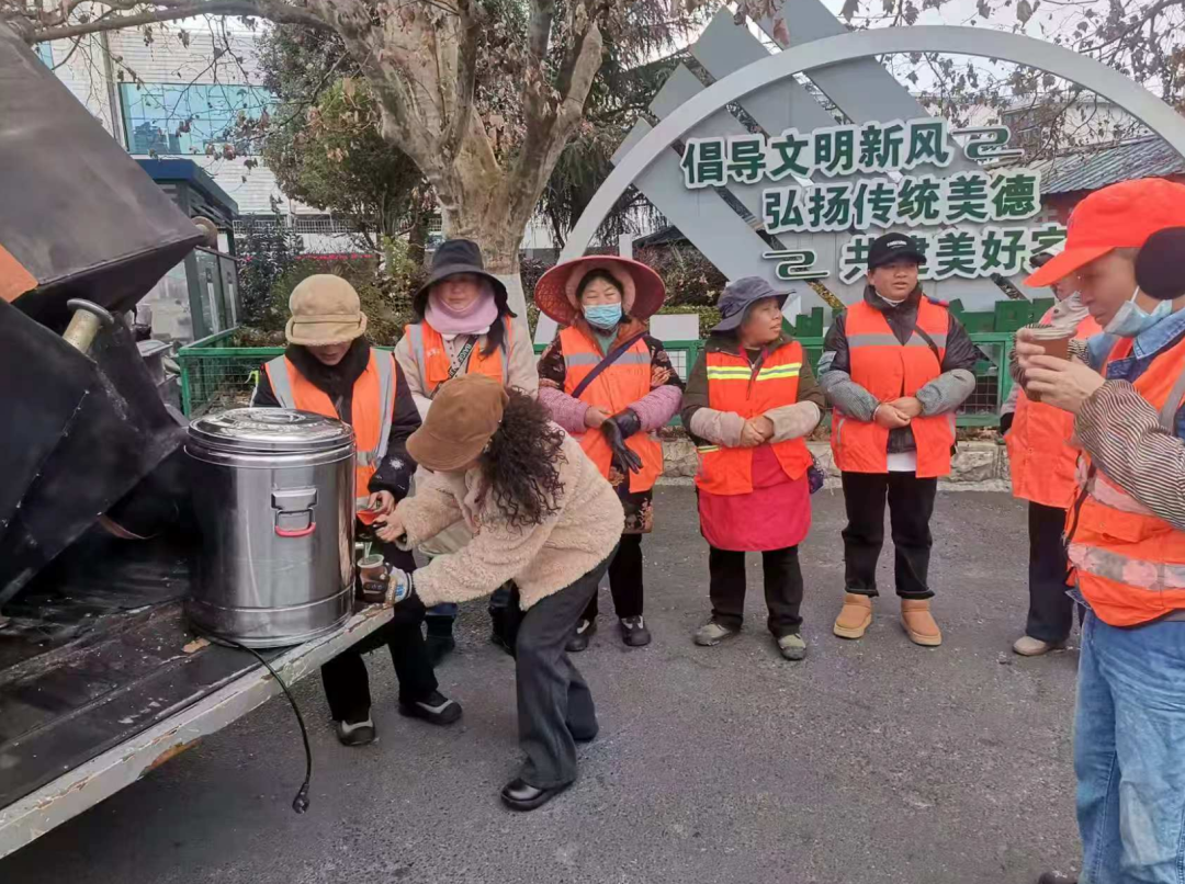  西秀區城管局迅速響應撒鹽除凝。