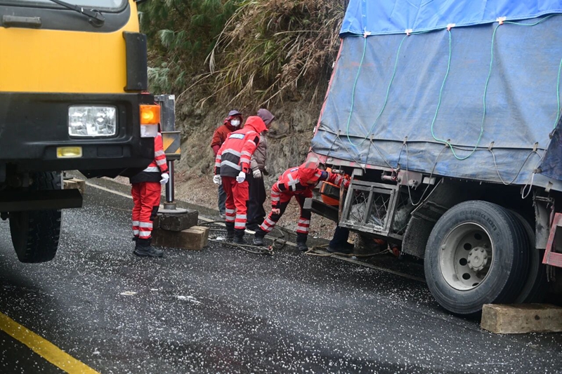 1 圖為工作人員協同救援車幫助滯留貨車脫困 &nbsp; 李燕 攝.jpg