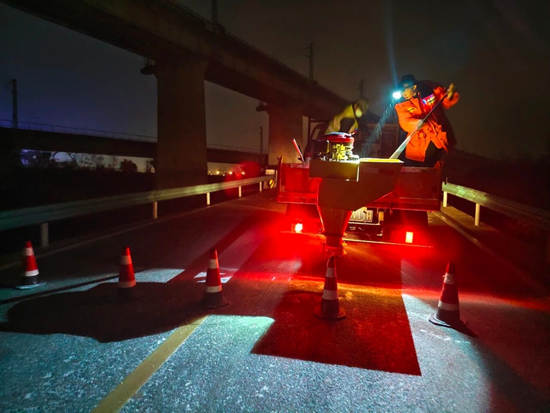 4 圖為在S105貴魯線K20+820處進行預防性撒鹽。圖片由貴州省公路局提供.jpg