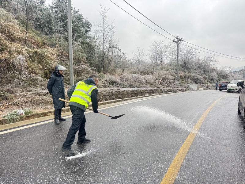 5 圖為在G210線凝凍路段撒布融雪劑。圖片由貴州省公路局提供.jpg