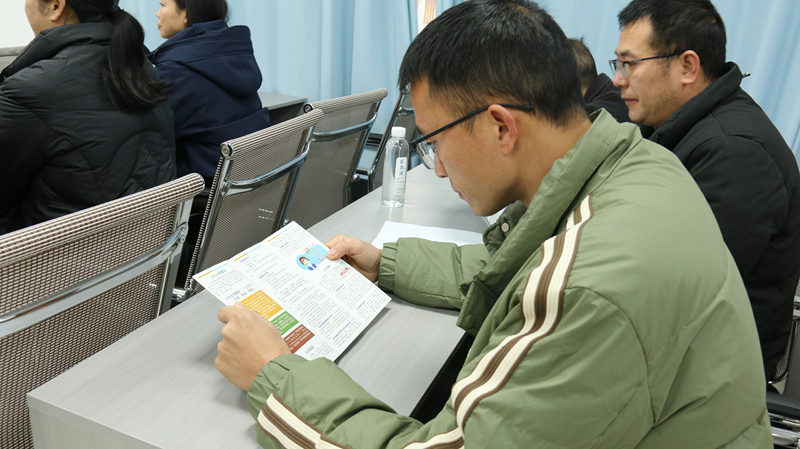 社區(qū)“法律明白人”在認真觀看《施秉縣公共法律服務(wù)指南》。