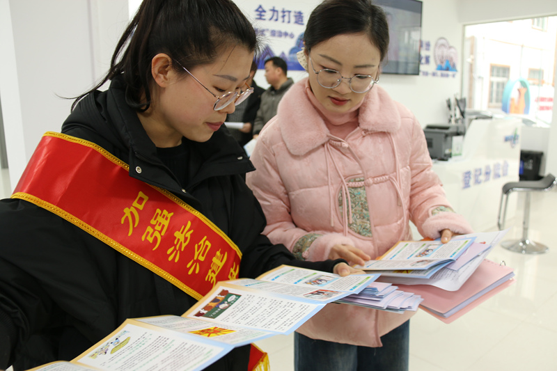 施秉縣公共法律法服務中心工作員耐心解答“法律明白人”疑問。