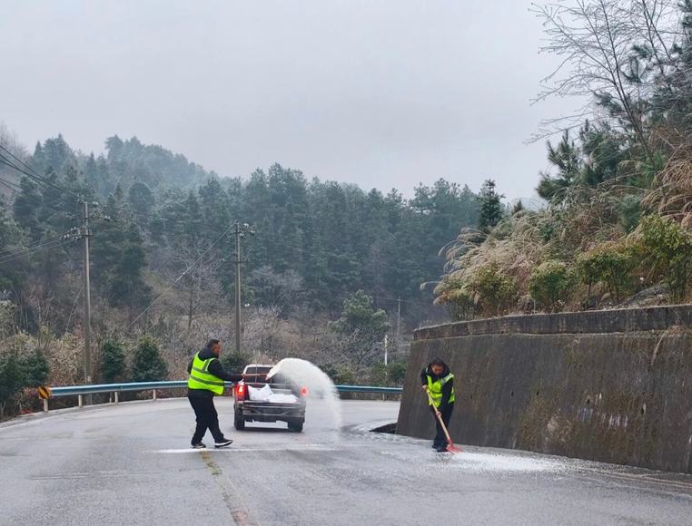 貴州公路人筑牢冬季出行安全防線