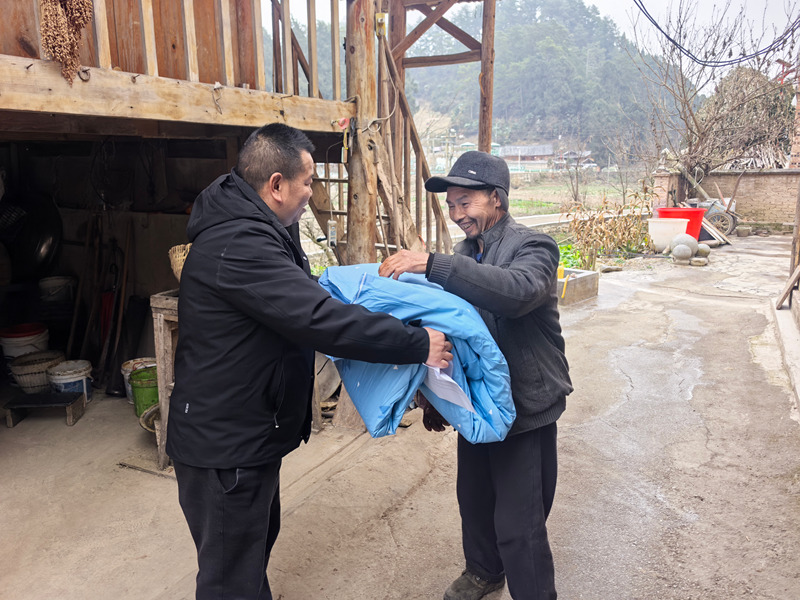 施秉縣白垛鄉(xiāng)村干部為困難群眾送物資。