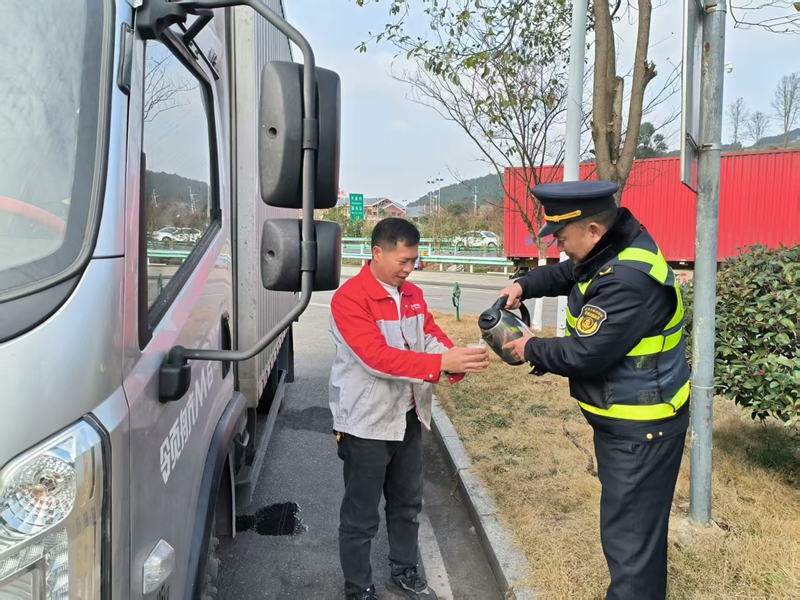 七支隊二大隊執法人員向駕駛員提供暖心姜茶。.jpg