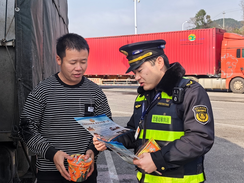 執法人員向駕駛員發放宣傳資料、講解法律知識。.jpg