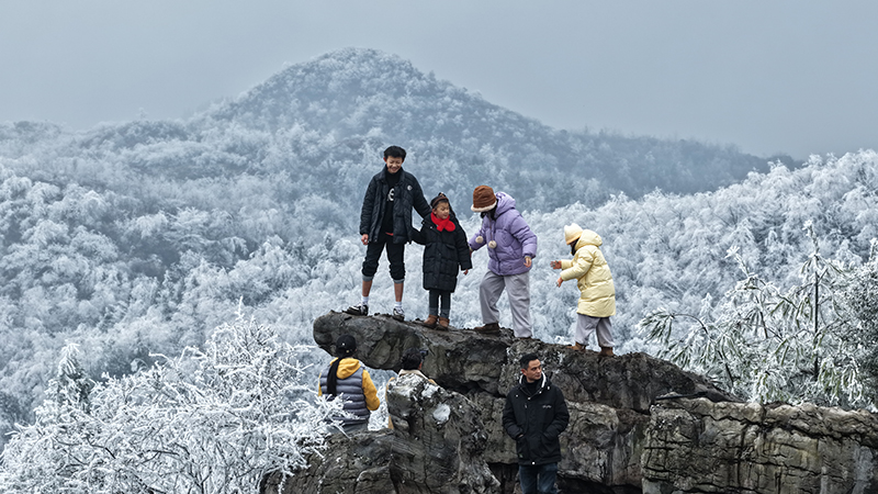 游人在白云區云霧山游玩。黃德軍攝