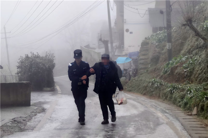 民輔警攙扶老人走過凝凍易滑倒路段。