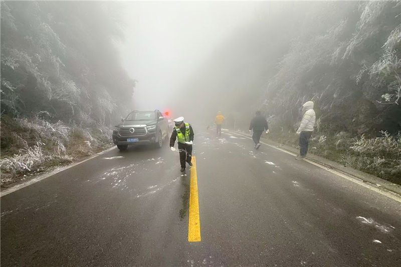 民輔警與社區工作人員一起在凝凍路線上撒鹽。